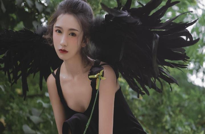 红酒倒入木质容器的复古魅力